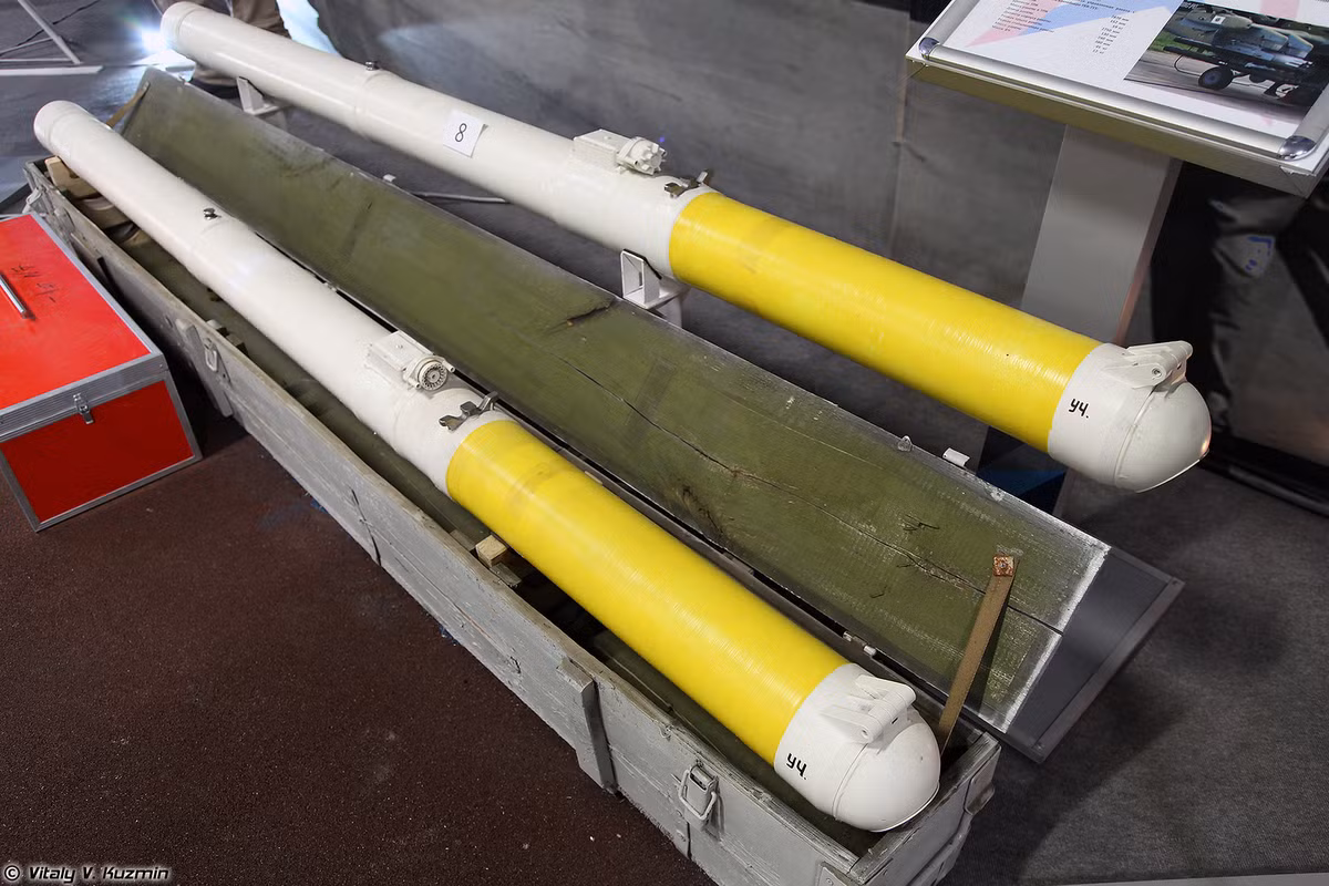 Tên lửa chống tăng dẫn đường bằng laser 9K121 Vikhr (AT-16). Nó có tầm bắn tới 12 km và có thể xuyên giáp tới 1.000 mm. Nó thường được sử dụng trên trực thăng tấn công Ảnh: Vitaly V.Kuzmin.