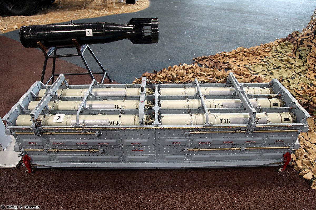 Còn đây là giá treo vũ khí KD1-25 nó có thể chứa 18 phao định vị thủy âm dùng để dò tìm tàu ngầm. Ảnh: Vitaly V.Kuzmin.