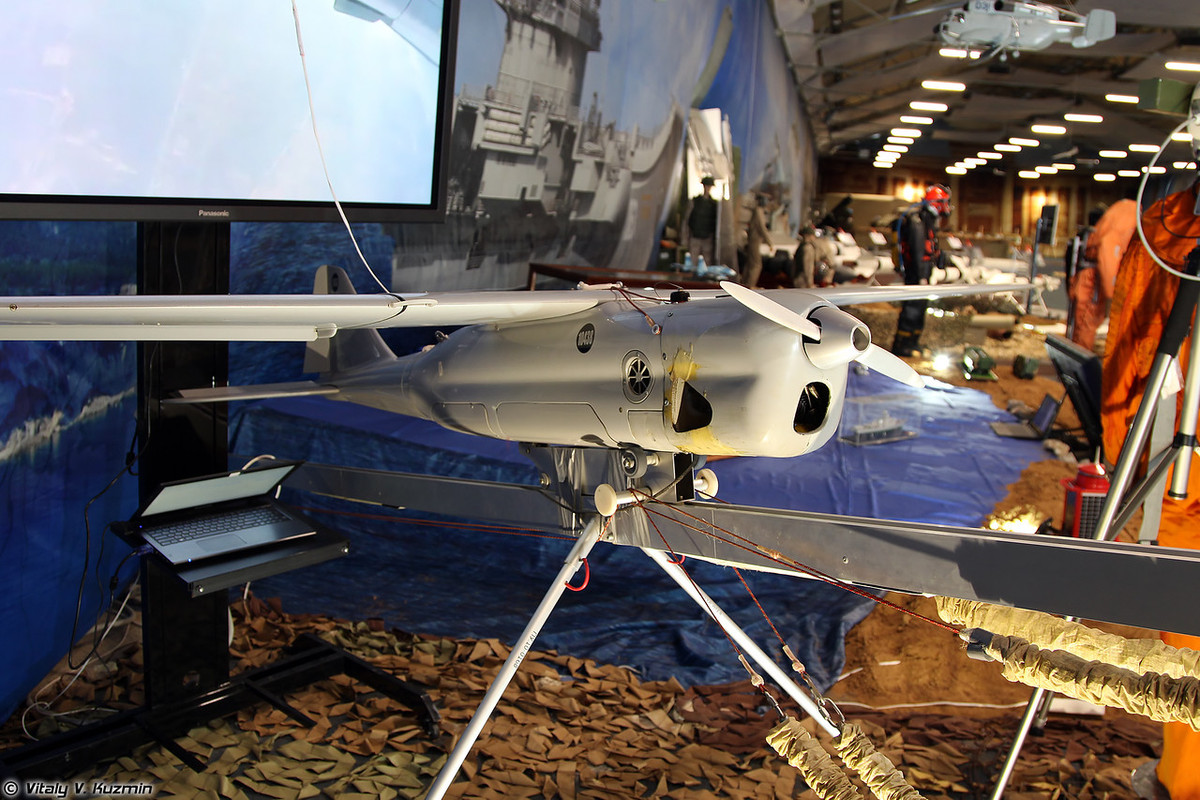 Máy bay trinh sát không người lái (UAV) Orlan-10. Nó cung cấp thông tin tình báo, giám sát và trinh sát ở cự ly khoảng 140 km so với trạm điều khiển trang bị đặc biệt của lực lượng trinh sát Nga ở Syria. Ảnh: Vitaly V.Kuzmin.