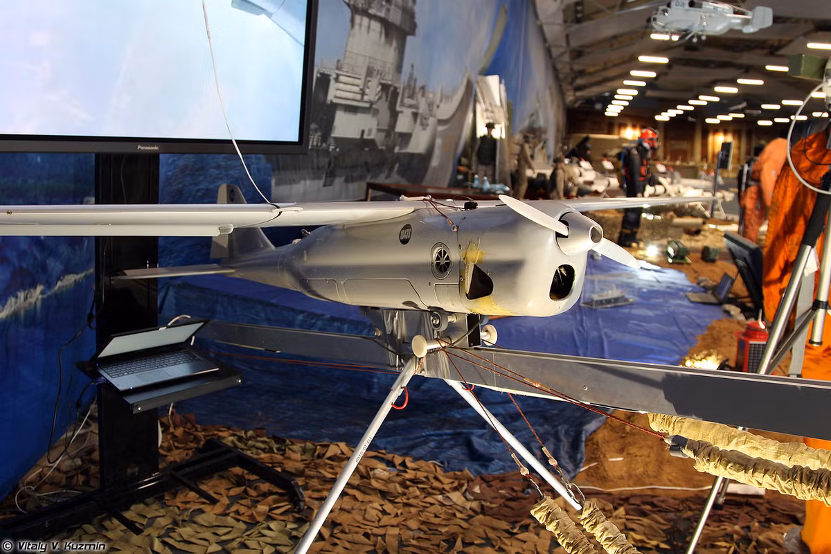 Máy bay trinh sát không người lái (UAV) Orlan-10. Nó cung cấp thông tin tình báo, giám sát và trinh sát ở cự ly khoảng 140 km so với trạm điều khiển trang bị đặc biệt của lực lượng trinh sát Nga ở Syria. Ảnh: Vitaly V.Kuzmin.