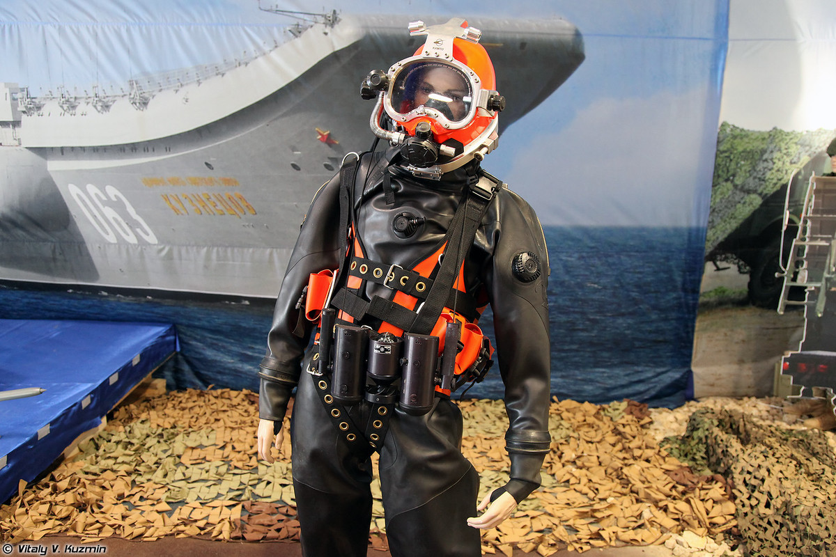 Bộ đồ lặn SVU-5-1 có thể giúp người lặn hoạt động ở độ sâu 60 mét. Ảnh: Vitaly V.Kuzmin.
