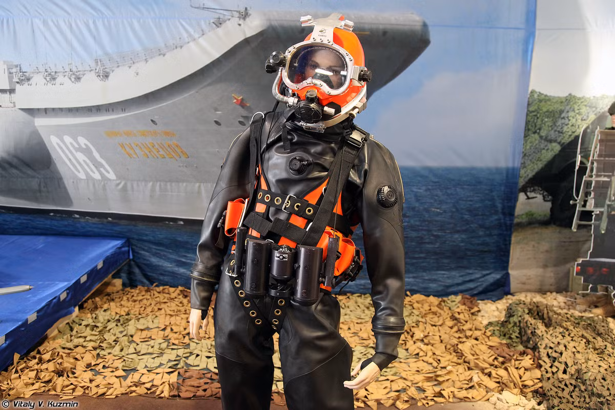 Bộ đồ lặn SVU-5-1 có thể giúp người lặn hoạt động ở độ sâu 60 mét. Ảnh: Vitaly V.Kuzmin.