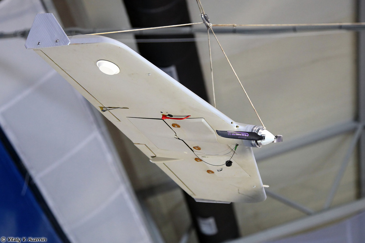 Máy bay trinh sát không người lái Grusha. Nó có thể cung cấp hình ảnh giám sát ở cự ly 10 km. Ưu điểm của nó là nhỏ gọn với trọng lượng chỉ 2 kg. Ảnh: Vitaly V.Kuzmin.