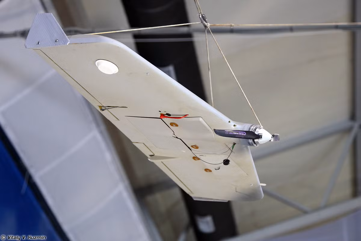 Máy bay trinh sát không người lái Grusha. Nó có thể cung cấp hình ảnh giám sát ở cự ly 10 km. Ưu điểm của nó là nhỏ gọn với trọng lượng chỉ 2 kg. Ảnh: Vitaly V.Kuzmin.