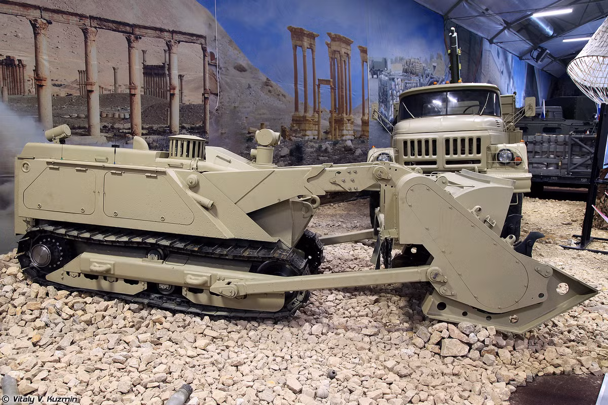 Robot phá mìn tự động Uran-6. Nó là phương tiện đắc lực giúp công binh Nga dọn dẹp tàn dư của chiến tranh giúp người dân Syria sớm ổn định cuộc sống. Ảnh: Vitaly V.Kuzmin.