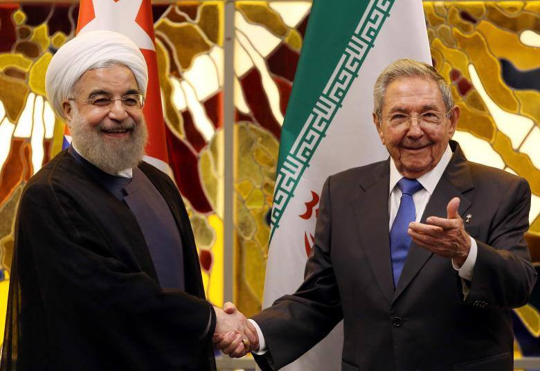 Tổng thống Iran Hassan Rouhani bắt tay với cựu Chủ tịch Raul Castro tại Cung điện Cách mạng ở Havana, Cuba vào thánh 9/2016. Ảnh: Reuters.