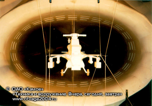 Bí mật này chỉ được tiết lộ bởi nhà thiết kế số 1 của Kamov là S.V. Mikheev vào tháng 3/2013 tại triển lãm trực thăng Las Vegas. Khi đó, ông Mikheev đã giới thiệu tới các nhà báo một vài hình ảnh về mẫu trực thăng có tên gọi là “đề án 941” giống hệt chiếc Z-10 của Trung Quốc. Tin tức này nhanh chóng lan ra toàn thế giới. Trong ảnh, mô hình chiếc Z-10 được thử nghiệm trong hầm gió tại Nga. Nguồn ảnh: Otvaga