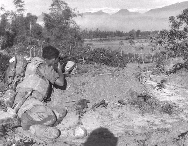 Tuy nhiên, khẩu Winchester 40 cũng chỉ được sử dụng một thời gian ngắn trước khi bị thay thế bởi M40. Có thể nói, Chiến trường Việt Nam là không thích hợp với súng bắn tỉa nhưng Mỹ không nhận ra điều đó mà lại loay hoay cố tìm một loại vũ khí phù hợp cho chiến trường này. Nguồn ảnh: Vietnamwar.