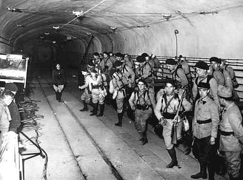 Trước thế đánh quá mạnh của quân đội Đức, quân Pháp phần lớn tan hàng. Tuyến phòng thủ Maginot cũng bị "giải tán" dù phần lớn binh lính ở đây chưa kịp nhìn thấy bóng quân Đức. Việc cắt đứt tiếp tế tới phòng tuyến Maginot đã khiến hàng chục vạn quân Pháp kéo ra đầu hàng Đức chỉ trong vào ngày kể từ khi Paris thất thủ. Nguồn ảnh: Pinterest.