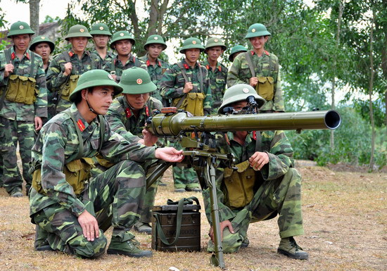 Loại ĐKZ thứ 2 mà chúng ta sử dụng phổ biến là SPG-9 Kopye do Liên Xô sản xuất và đưa vào sử dụng năm 1962. Hiện nay, ta đã sản xuất thành công loại vũ khí này với hàng loạt cải tiến nâng cao khả năng tác chiến của súng. Dù dùng cỡ nòng nhỏ hơn B10, 73mm nhưng SPG-9 có tầm bắn hiệu quả tới 800m, bắn xa nhất 6,5km. Nguồn ảnh: QĐND