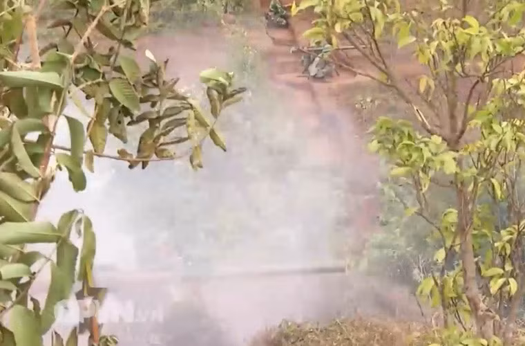 Khi có lệnh nổ súng, anh Năm Đừng kéo cò rất tự tin. Một quả cầu lửa trùm lên lô cốt… Quả đầu tiên đã trúng. Anh tiếp tục bắn quả thứ hai vào lô cốt. Đến quả thứ ba, anh cho quay nòng súng bắn vào khu nhà lính ở trung tâm của đồn. Nguồn ảnh: Kênh QPVN