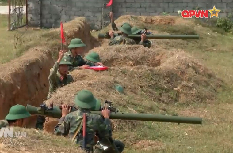 Trước trận đánh, đồng chí Trần Văn Đừng (Năm Đừng) của Đại đội 4 được Ban chỉ huy Tiểu đoàn 1 giao nhiệm vụ tìm cách đưa khẩu ĐKZ vào thật gần để có thể bắn 3 phát đạn, tiêu diệt được lô cốt chính, để cho bộ binh xung phong. Vấn đề là khẩu ĐKZ này bị thiếu kính ngắm sau khi đơn vị vận chuyển gặp phải trận càn của địch. Mặc dù viếu thiếu kính ngắm ảnh hưởng lớn tới vũ khí nhưng do thiếu thốn hỏa lực mạnh nên Tiểu đoàn 1 vẫn quyết tâm sử dụng. Nguồn ảnh: Kênh QPVN