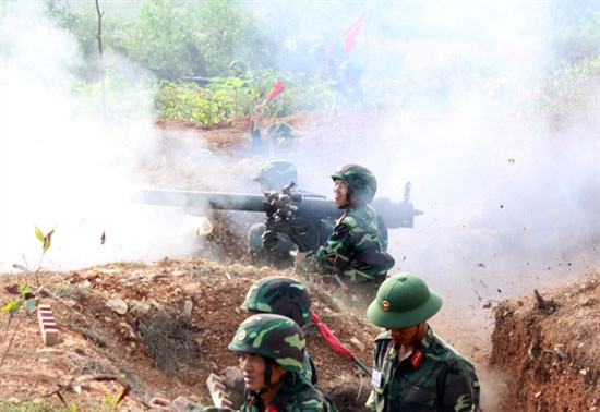 Súng không giật là một trong hỏa khí quan trọng của bộ đội Việt Nam, đây là loại súng có khả năng tác chiến như một khẩu pháo cỡ nhỏ với những quả đạn có thể xuyên thủng giáp xe tăng, thiết giáp, phá nát lô cốt các loại. Trong chiến tranh, QĐND Việt Nam sử dụng rất thành công súng không giật (chúng ta thường gọi là ĐKZ) trong hàng loạt các trận đánh. Nguồn ảnh: QĐND