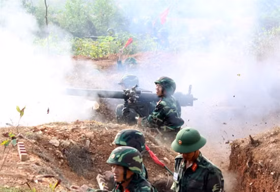 Súng không giật là một trong hỏa khí quan trọng của bộ đội Việt Nam, đây là loại súng có khả năng tác chiến như một khẩu pháo cỡ nhỏ với những quả đạn có thể xuyên thủng giáp xe tăng, thiết giáp, phá nát lô cốt các loại. Trong chiến tranh, QĐND Việt Nam sử dụng rất thành công súng không giật (chúng ta thường gọi là ĐKZ) trong hàng loạt các trận đánh. Nguồn ảnh: QĐND