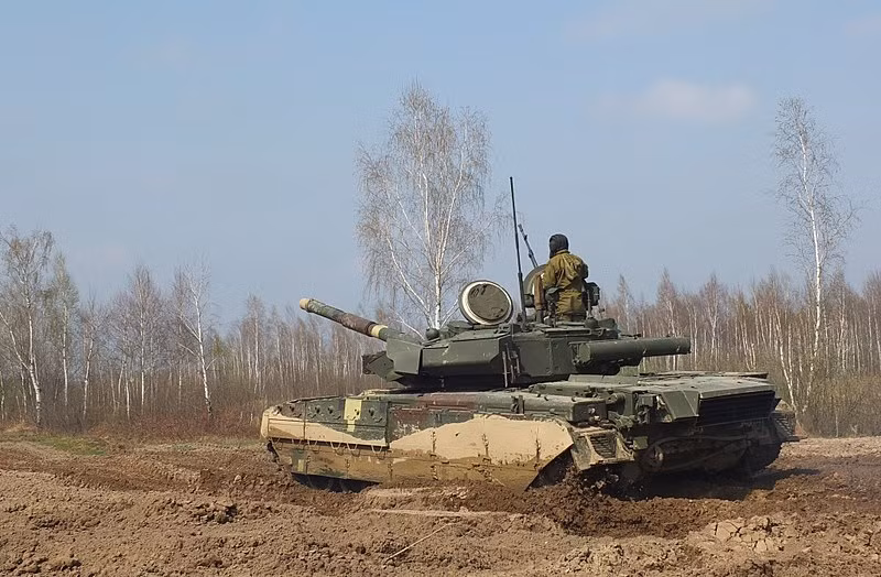 Do vậy, họ đã quyết định đổ vấy tội lỗi cho các binh sĩ “tội nghiệp”. Tuy nhiên, lý do xem ra “nực cười”, bởi với cuộc thi như vậy rõ ràng Quân đội Ukraine phải tuyển chọn kíp lái chuyên nghiệp giỏi nhất tham gia đua tài. Thế mà bây giờ BQP Ukraine bảo rằng các binh sĩ kém kinh nghiệm thì chẳng khác nào “tự vả vào mặt mình”, gián tiếp thừa nhận họ có vấn đề ngay từ khâu chọn người, chưa nói tới khí tài. Nguồn ảnh: Wikipedia