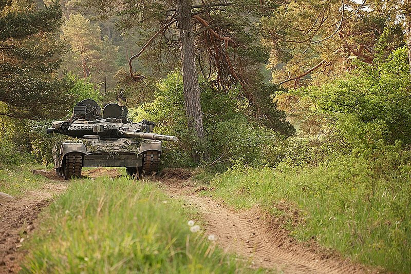 Nó được trang bị khẩu pháo 125mm nòng trơn tích hợp khả năng bắn tên lửa chống tăng qua nòng pháo chính, sử dụng hệ thống nạp đạn tự động cho phép rút gọn kíp lái chỉ còn 3 người. Nguồn ảnh: Wikipedia