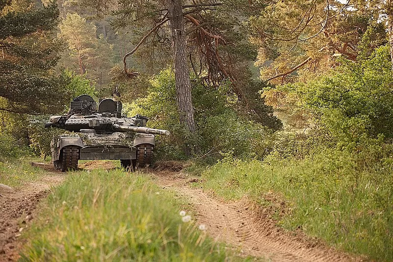 Nó được trang bị khẩu pháo 125mm nòng trơn tích hợp khả năng bắn tên lửa chống tăng qua nòng pháo chính, sử dụng hệ thống nạp đạn tự động cho phép rút gọn kíp lái chỉ còn 3 người. Nguồn ảnh: Wikipedia