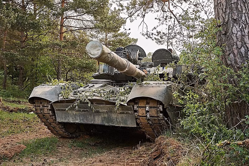 Oplot có hình dáng hệt như tăng T-80 của Liên Xô (cũ) với kích thước, trọng lượng chỉ nhỉnh hơn chút, thiết kế trang bị và các đặc điểm chung không vượt ra khỏi việc "giống Nga". Nguồn ảnh: Wikipedia