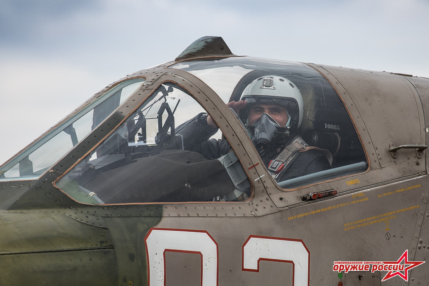 Cường kích Su-25 của Không quân Nga đóng quân tại căn cứ Kant gần đây đã tiến hành tập trận bắn đạn thật phá hủy mục tiêu bọc thép của đối phương trong điều kiện thời tiết bất lợi. Ảnh: Arms of Russian.