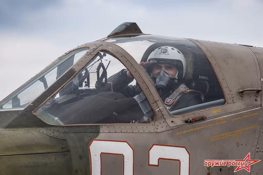 Cường kích Su-25 của Không quân Nga đóng quân tại căn cứ Kant gần đây đã tiến hành tập trận bắn đạn thật phá hủy mục tiêu bọc thép của đối phương trong điều kiện thời tiết bất lợi. Ảnh: Arms of Russian.