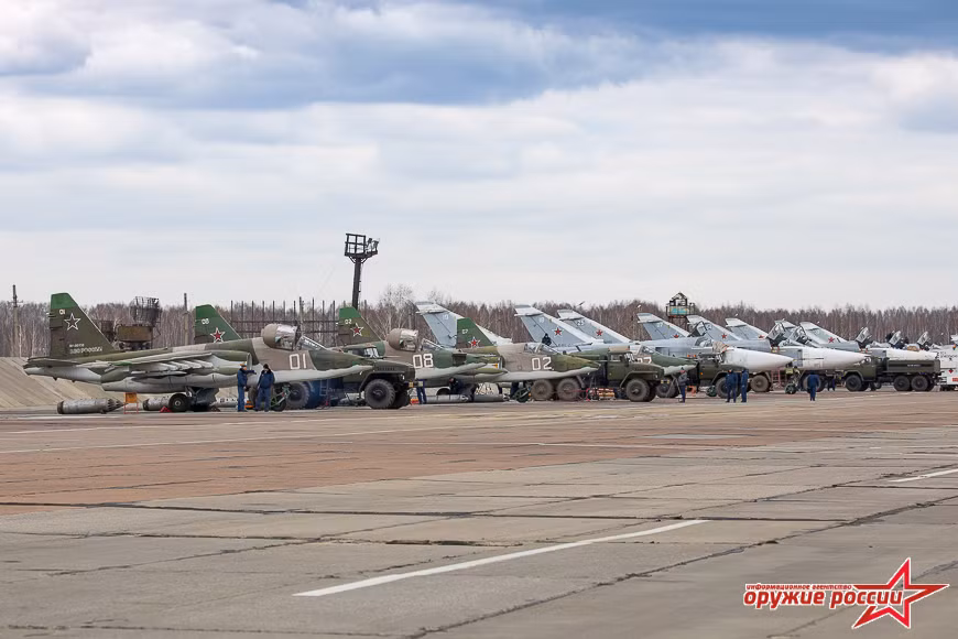 Su-25 được giới thiệu lần đầu vào năm 1981. Máy bay được thiết kế cho nhiệm vụ chi viện hỏa lực đường không tầm thấp. Ảnh: Arms of Russian.