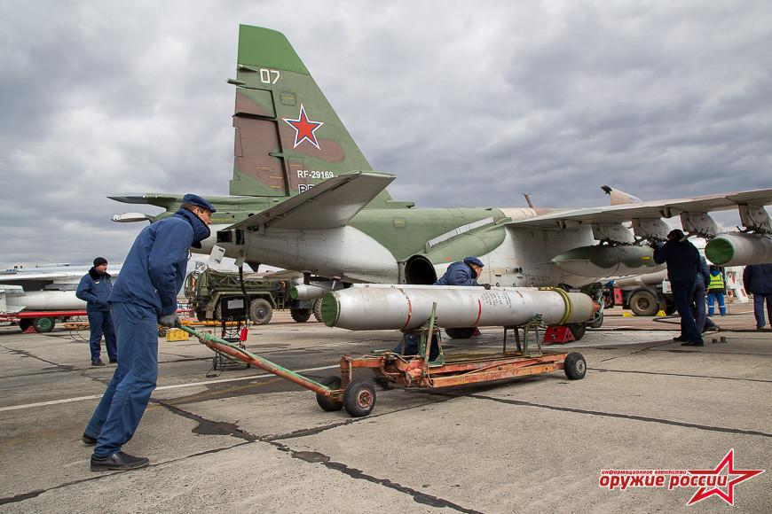 Su-25 có 11 điểm treo vũ khí dưới cánh có thể mang theo tải trọng vũ khí khoảng 4,4 tấn. Ảnh: Arms of Russian.