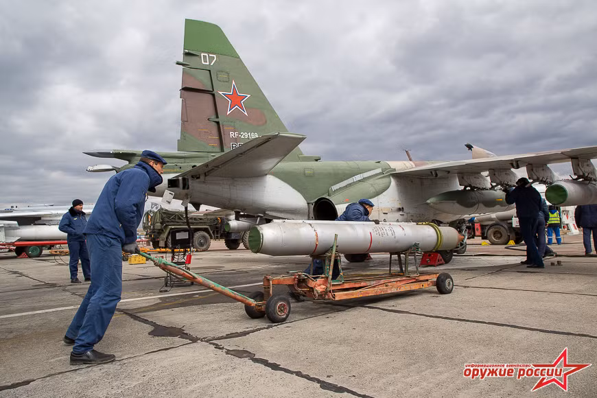 Su-25 có 11 điểm treo vũ khí dưới cánh có thể mang theo tải trọng vũ khí khoảng 4,4 tấn. Ảnh: Arms of Russian.