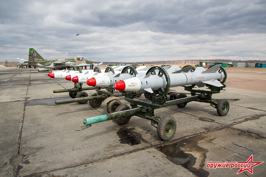 Tên lửa không đối đất Kh-23, một trong những vũ khí chủ lực của Su-25. Tên lửa có tầm bắn tối đa 10 km, mang theo đầu đạn nặng 110 kg. Ảnh: Arms of Russian.