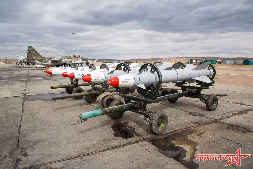 Tên lửa không đối đất Kh-23, một trong những vũ khí chủ lực của Su-25. Tên lửa có tầm bắn tối đa 10 km, mang theo đầu đạn nặng 110 kg. Ảnh: Arms of Russian.