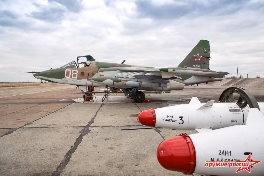 Dù được xem là "bà đầm già' so với các máy bay chiến đấu hiện đại khác, nhưng Su-25 vẫn rất hữu dụng trong các nhiệm vụ chi viện hỏa lực đường không tầm thấp. Ảnh: Arms of Russian.