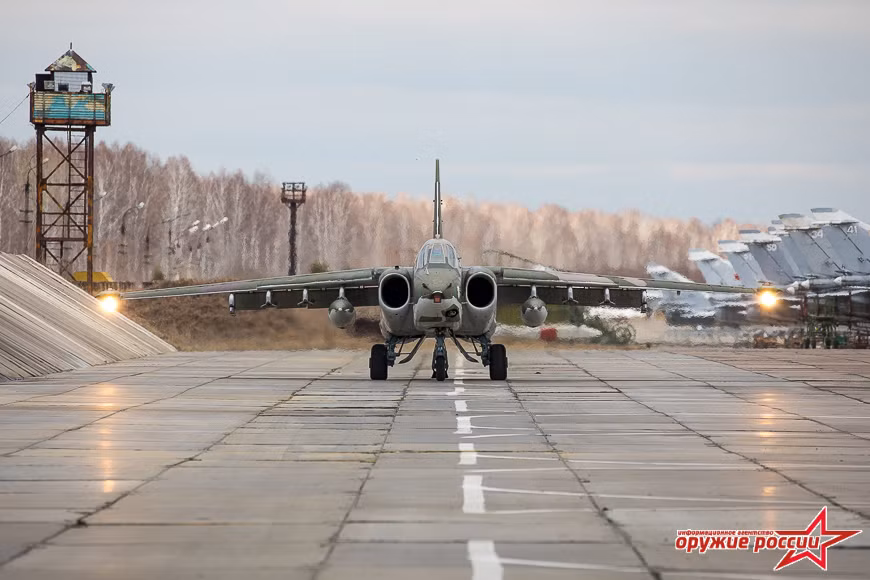 Trong số các máy bay đang hoạt động của Không quân Nga, Su-25 có ngoại hình "khá xấu" nhưng điều đó không làm ảnh hưởng đến đặc tính kỹ chiến thuật của máy bay. Ảnh: Arms of Russian.