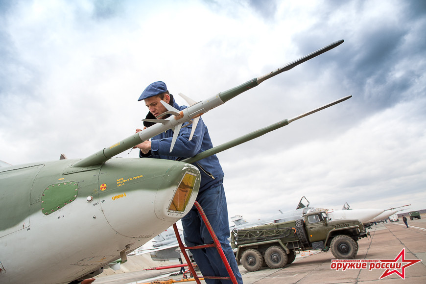 Cường kích Su-25 được chế tạo theo phương châm "nồi đồng, cối đá" nên hệ thống điện tử của máy bay không quá phức tạp. Máy bay được trang bị máy đo khoảng cách bằng laser ở trước mũi, radar xung Doppler để quan sát mặt đất. Ảnh: Arms of Russian.