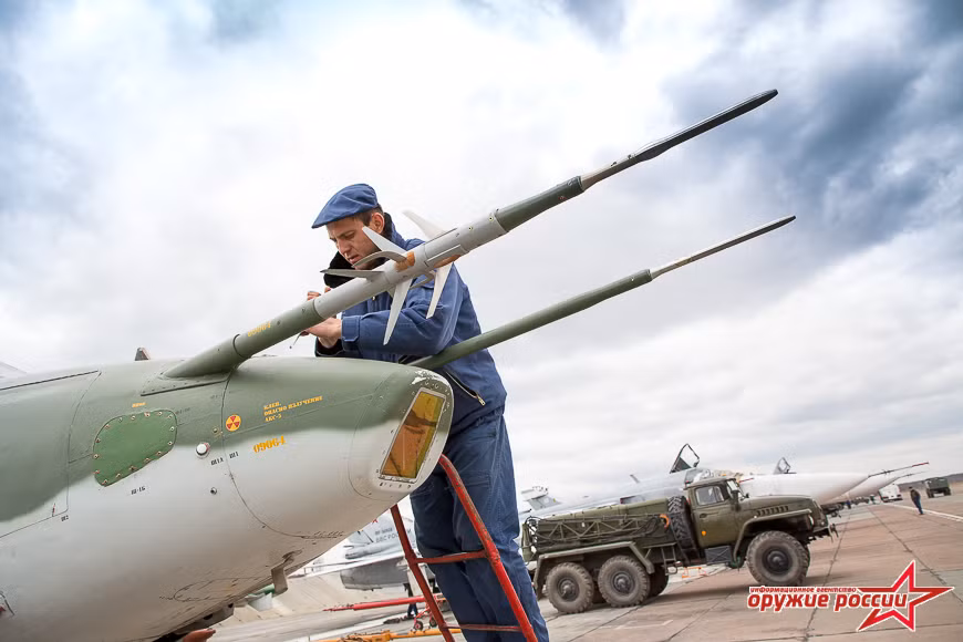 Cường kích Su-25 được chế tạo theo phương châm "nồi đồng, cối đá" nên hệ thống điện tử của máy bay không quá phức tạp. Máy bay được trang bị máy đo khoảng cách bằng laser ở trước mũi, radar xung Doppler để quan sát mặt đất. Ảnh: Arms of Russian.