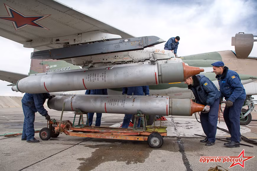 Su-25 có thể mang tên lửa không đối không K-13, R-60, hay loại hiện đại như R-73. Vũ khí không đối đất gồm tên lửa Kh-23, Kh-25 và Kh-29. Ngoài ra, Su-25 có thể mang bom có hoặc không có điều khiển, thùng phóng rocket. Ảnh: Arms of Russian.
