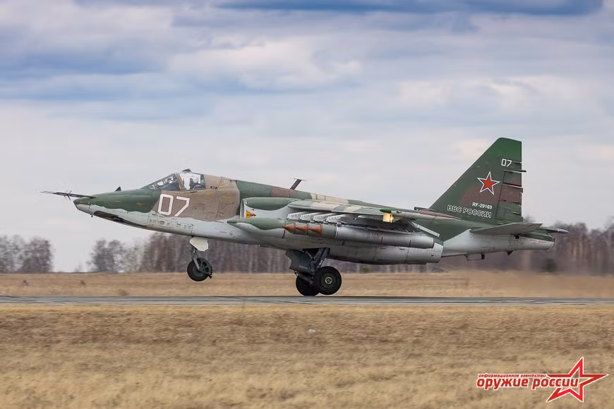 Su-25 thường hoạt động ở độ cao khoảng 3.000 m, trong phạm vi hỏa lực của pháo phòng không mặt đất. Đây là vùng nguy hiểm đối với máy bay nên các phi công phải thuần thục kỹ thuật bay chiến đấu ở độ cao thấp. Ảnh: Arms of Russian.