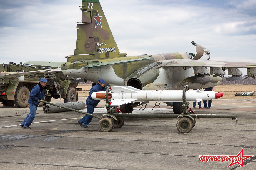 Các nhân viên kỹ thuật mặt đất đang đẩy tên lửa không đối đất Kh-25 vào vị trí treo dưới cánh Su-25. Ảnh: Arms of Russian.