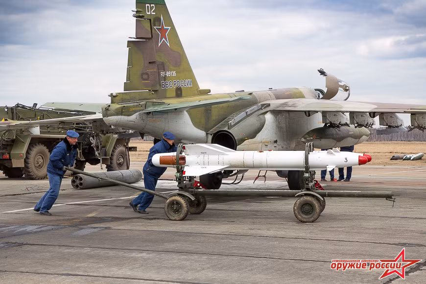 Các nhân viên kỹ thuật mặt đất đang đẩy tên lửa không đối đất Kh-25 vào vị trí treo dưới cánh Su-25. Ảnh: Arms of Russian.