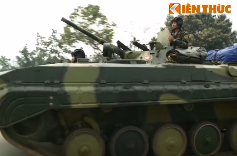 Xe được trang bị động cơ diesel đa nhiên liệu làm mát bằng nước UTD-20 công suất 300 mã lực, đạt tốc độ 65km/h trên đường băng, bơi bằng bánh xích trên mặt nước 7-8km/h.