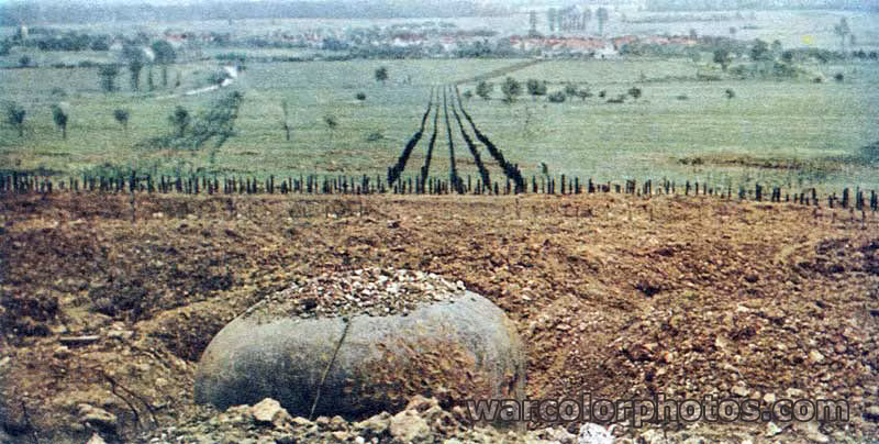 Va việc khinh địch đã khiến nước Pháp giải trả giá. Quân Đức đã chọn cách tấn công Pháp từ hướng Bỉ, nơi phòng tuyền Maginot yếu ớt nhất. Sử dụng lối đánh thần tốc thọc sâu vào lãnh thổ Pháp, khiến tuyến phòng thủ Maginot trở thành vô dụng vì bị bỏ lại phía sau cuộc chiến. Nguồn ảnh: Warcolor.