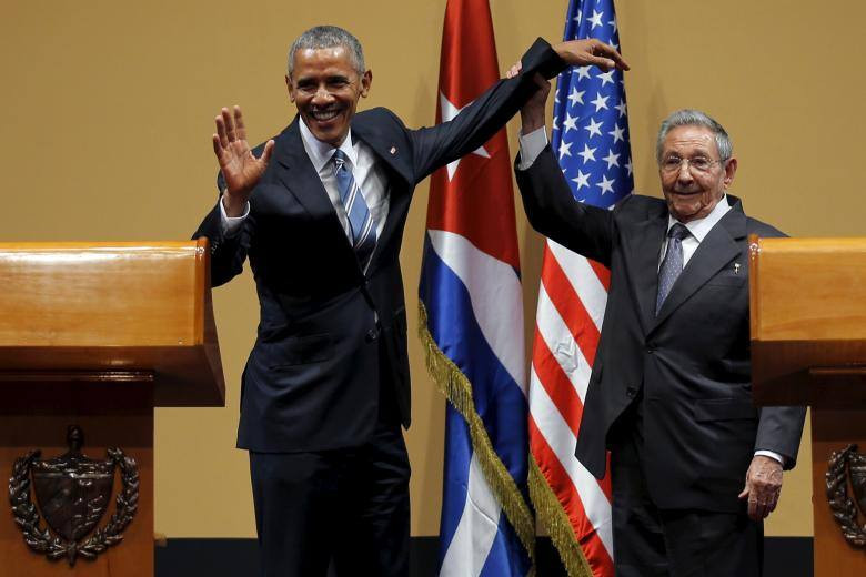 Chủ tịch Cuba Raul Castro bắt tay cựu Tổng thống Mỹ Barack Obama tại Havana trong chuyến thăm lịch sử của nhà lãnh đạo Mỹ vào tháng 3/2016. vẢnh: Reuters.
