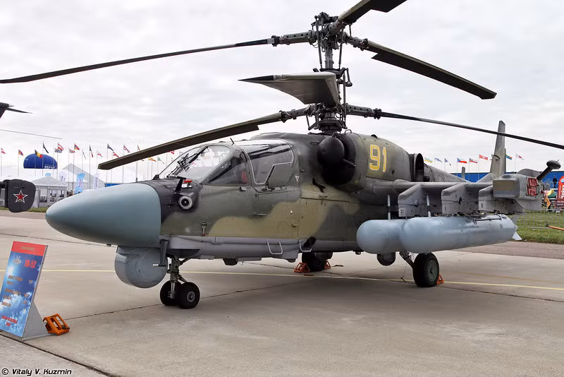  Trực thăng tấn công Ka-52 Alligator (cá sấu) là sản phẩm của hãng chế tạo trực thăng nổi tiếng Kamov, Nga. Mẫu trực thăng này là biến thể nâng cấp từ Ka-50 với nhiều cải tiến quan trọng. Ka-52 được giới thiệu lần đầu vào tháng 12/2006, chuyến bay đầu tiên được thực hiện vào tháng 6/1997. Ảnh: Vitaly V.Kuzmin.