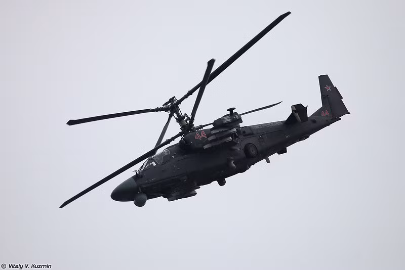 Ka-52 được trang bị 2 động cơ turboshaft VK-2500 công suất 2.400 mã lực/chiếc. Hệ thống động lực này giúp trực thăng đạt tốc độ tối đa 370 km/h (nhanh nhất trong các trực thăng tấn công hiện nay), tốc độ hành trình 260 km/h, trần bay 5.500 m, tầm bay với tối đa nhiên liệu khoảng 1.100 km. Ảnh: Vitaly V.Kuzmin.