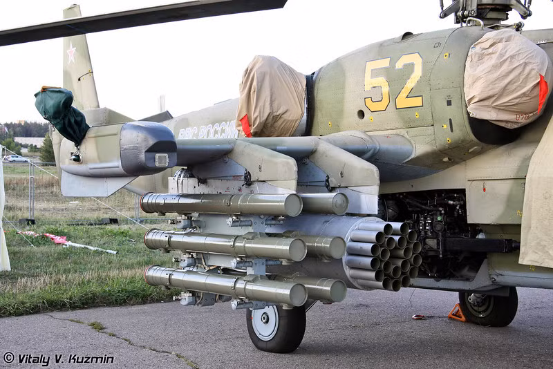 Ka-52 được vũ trang cực mạnh với 6 giá treo vũ khí hai bên hông. Các giá phóng này có thể trang bị hỗn hợp vũ khí bao gồm: 6 tên lửa chống tăng bám chùm laser bán tự động Vikhr cùng 2 bệ phóng rocket không điều khiển B8V-20 80 mm, 1 pháo tự động 2A42 30 mm. Tổng tải trọng vũ khí khoảng 2 tấn. Ảnh: Vitaly V.Kuzmin.