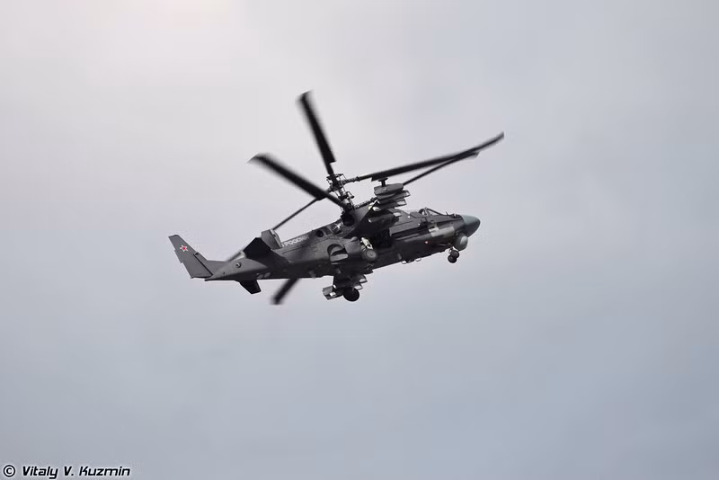Cảm biến chính của trực thăng là hệ thống tìm kiếm và chỉ thị mục tiêu hồng ngoại FLIR Samshit. Hệ thống này bao gồm 1 hệ thống ngắm bắn quang-điện tử Shkval, máy do xa laser, camera hồng ngoại, thiết bị chỉ thị mục tiêu laser. Samshit có phạm vi hoạt động khoảng 15km. Ảnh: Vitaly V.Kuzmin.