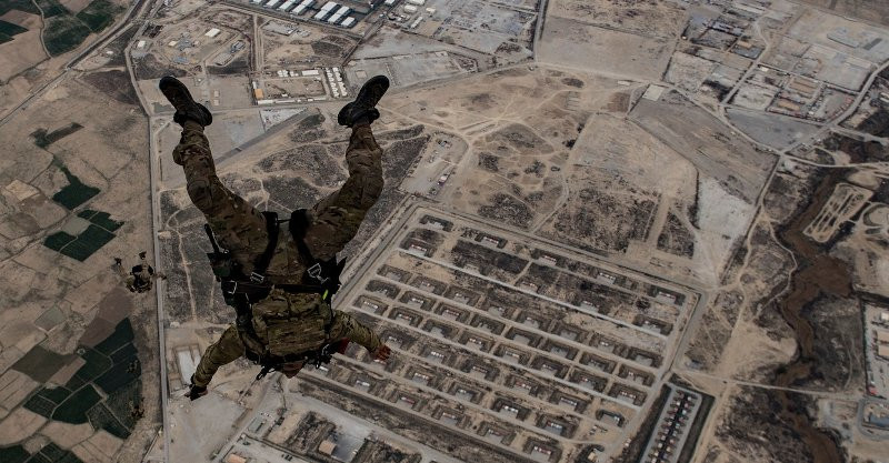 Họ thường xuyên huấn luyện kỹ năng nhảy dù để sẵn sàng làm nhiệm vụ khi cần thiết. Ảnh: Warspot Edition.