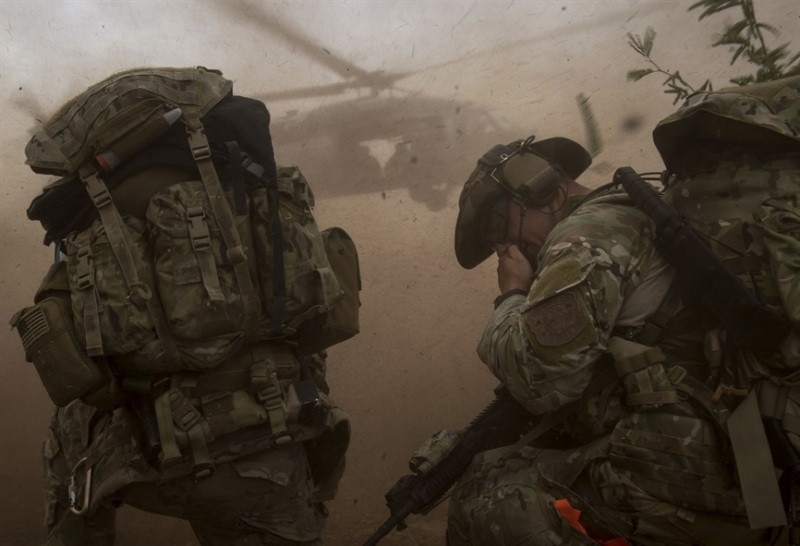 Trang bị chính của lực lượng này không chỉ có các vật dụng dành cho cứu thương chiến trường mà còn có cả vũ khí. Ảnh: Warspot Edition.