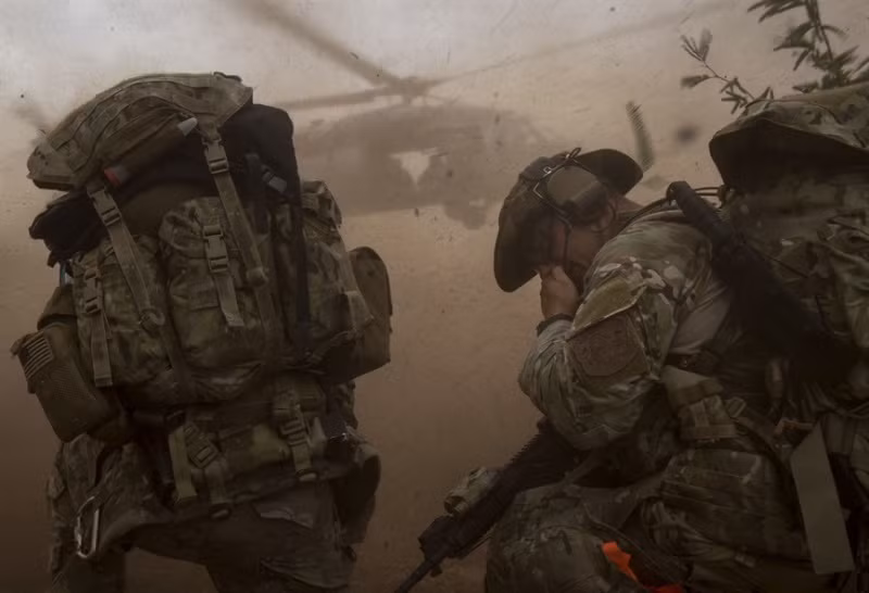 Trang bị chính của lực lượng này không chỉ có các vật dụng dành cho cứu thương chiến trường mà còn có cả vũ khí. Ảnh: Warspot Edition.