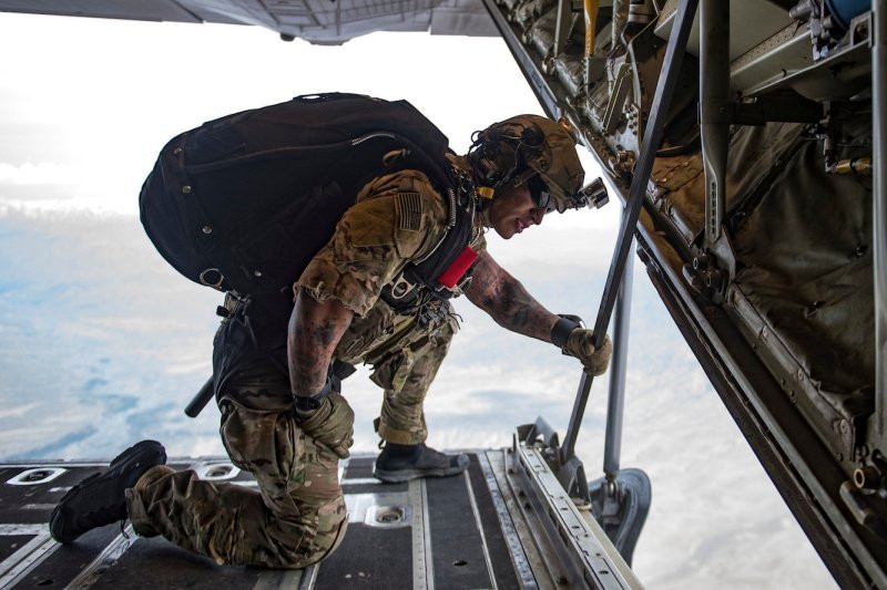 Họ thường sử dụng máy bay vận tải C-130 để nhảy dù tiếp cận điểm cần tìm kiếm cứu hộ. Ảnh: Warspot Edition.