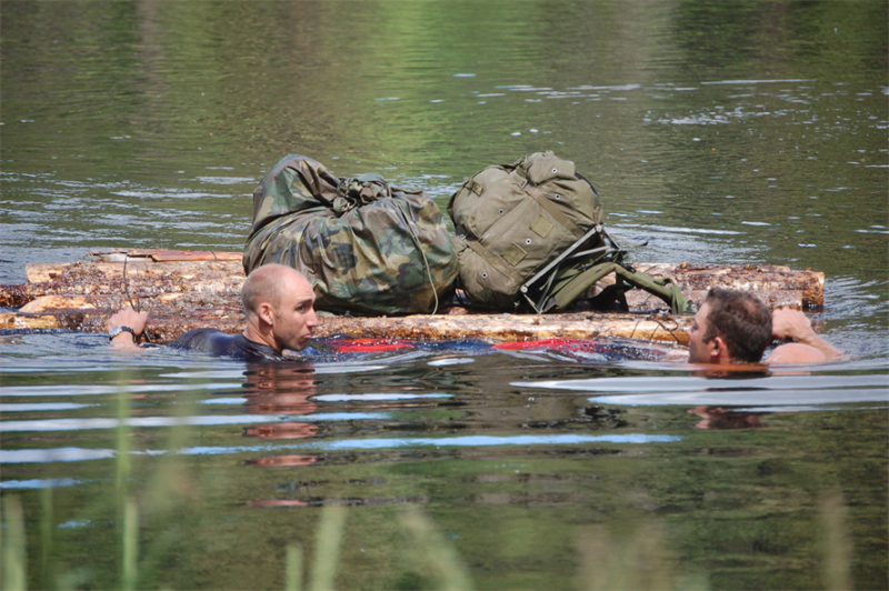 Họ phải tận dụng những vật liệu sẵn có để vượt sông trong tình huống tìm kiếm, cứu hộ dài ngày. Ảnh: Warspot Edition.