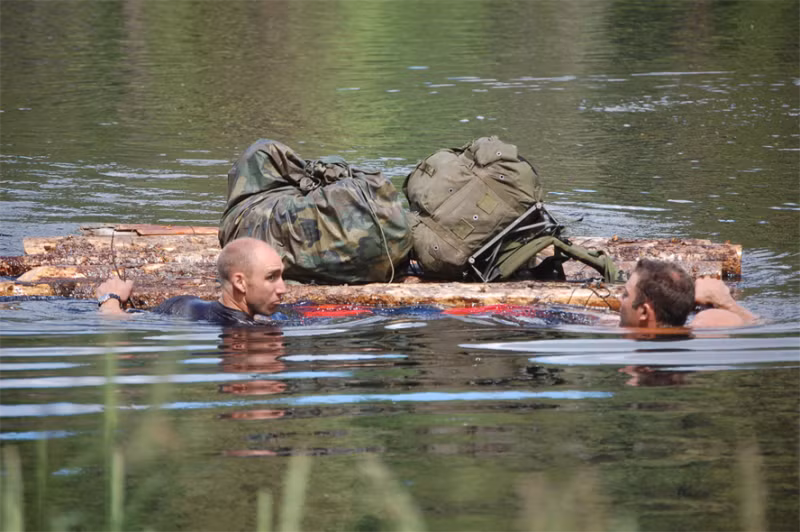 Họ phải tận dụng những vật liệu sẵn có để vượt sông trong tình huống tìm kiếm, cứu hộ dài ngày. Ảnh: Warspot Edition.